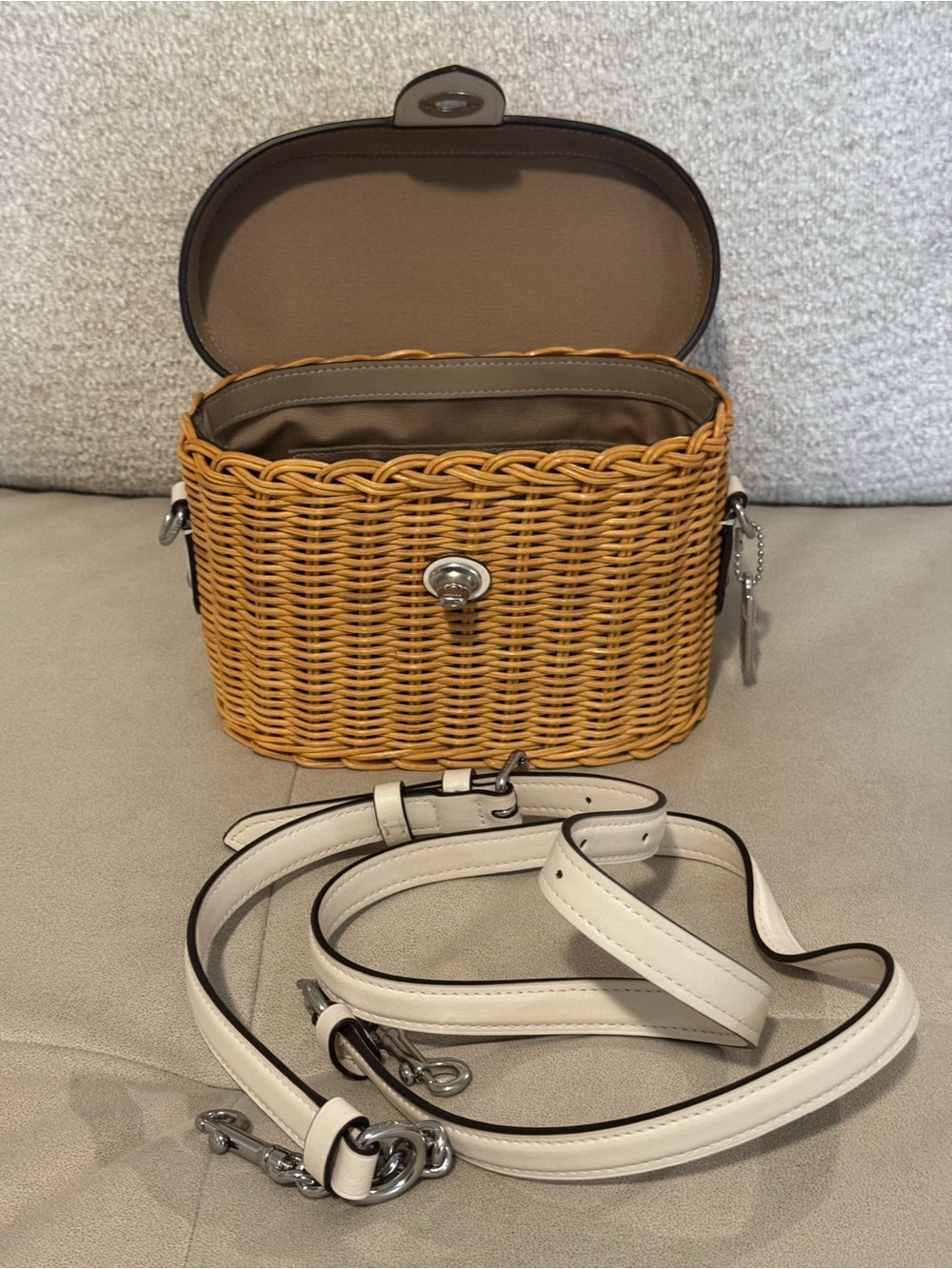 RARE Coach Kay Crossbody top handle bag Chalk basket woven - Picture 7 of 10